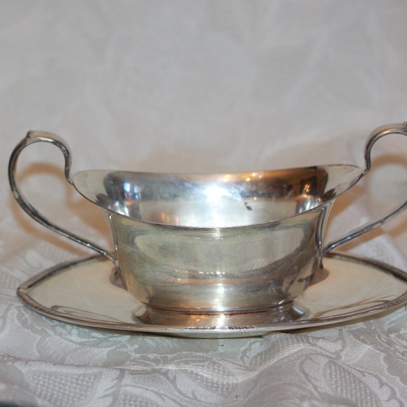 Wm ROGERS SILVERPLATE GRAVY SAUCE BOAT w/ ATTACHED TRAY #5413 TWO HANDLE - Picture 1 of 4